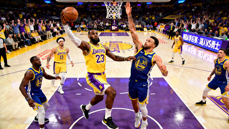 NBA季后赛：湖人队对阵勇士队现场直播精彩镜头